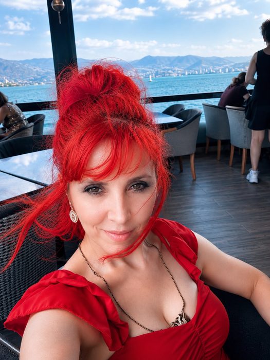 Başak Arslan kırmızı elbiseyle